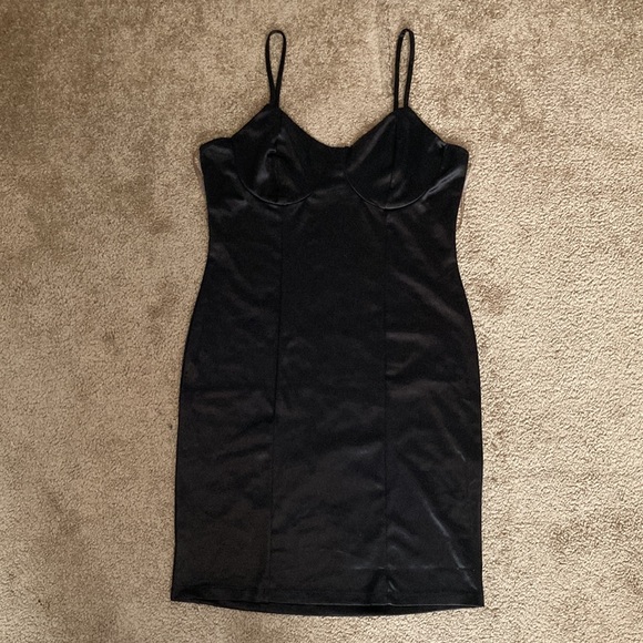 Liz & Sara plain black satin form fitting mini dress, extra large - Picture 1 of 11